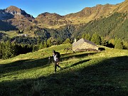 14 Alla Baita Nuova (1759 m) bella vista verso San Simone-Baita Camoscio con monti Cavallo e Siltri 